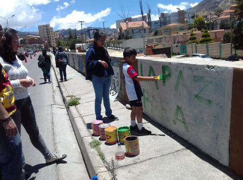Vecinos se sumaron a los trabajos de revitalización de paradas de La Paz Bus. Foto: José Lavayén