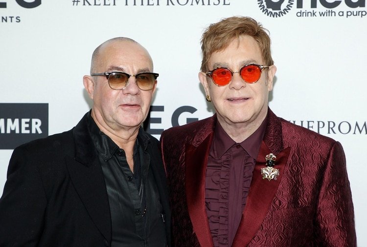 El cantante Elton John, a la derecha, y el compañero de composición Bernie Taupin, posan en el 70 ° cumpleaños de Elton John y en la asociación de compositores de 50 años con Bernie Taupin, beneficiando a la Fundación Elton John AIDS y al Museo de Martillos UCLA en los Estudios RED Hollywood en Los Ángeles, el 25 de marzo. 2017. REUTERS / Danny Moloshok