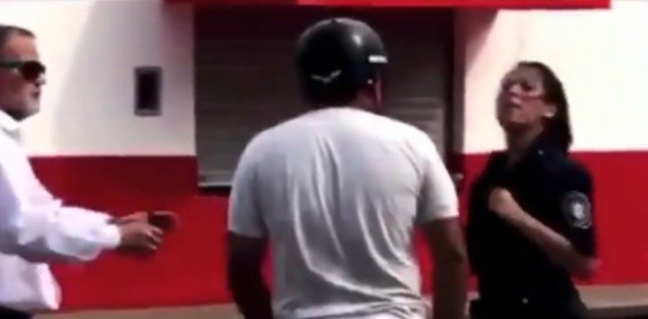 La oficial Correa enfrenta a su agresor, quien le dio un cachetazo y le gritó maleducada.