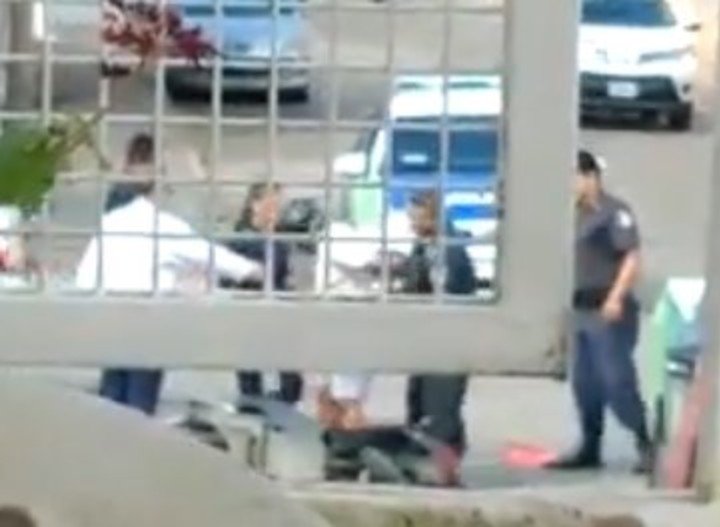 El momento en que Alvarez, el hombre que le dio una cachetada a una policía, es llevado detenido.