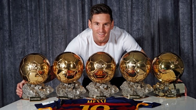 Messi tiene cinco Balones de Oro