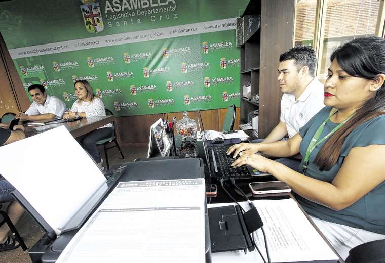 En la Asamblea Departamental de Santa Cruz la atención para los interesados será, en horario corrido, a partir de las 8:00 hasta las 19:00. Foto Jorge Gutiérrez 