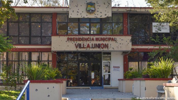 Foto de fachada de alcaldía en Villa Union, Coahuila, con impactos de bala en sus paredes.
