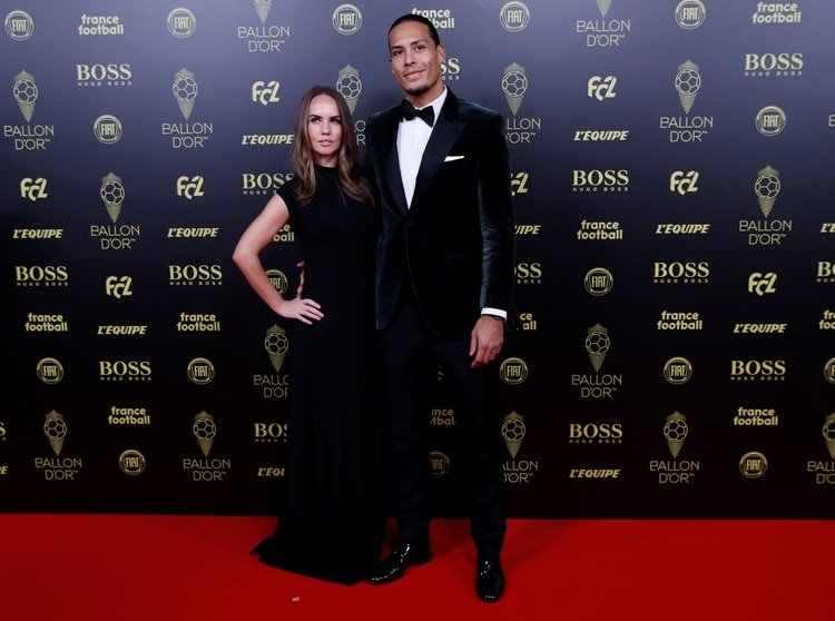 El defensor del Liverpool, Virgil van Dijk, junto a su esposa Rike Nooitgedagt durante la gala del Balón de Oro (REUTERS/Christian Hartmann)