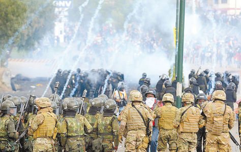 Policías disparan gases lacrimógenos para dispersar a cocaleros.