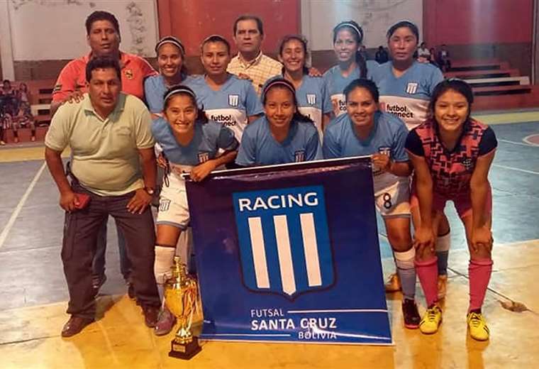 Las jugadoras posando tras conseguir el título. Foto: Racing Club 