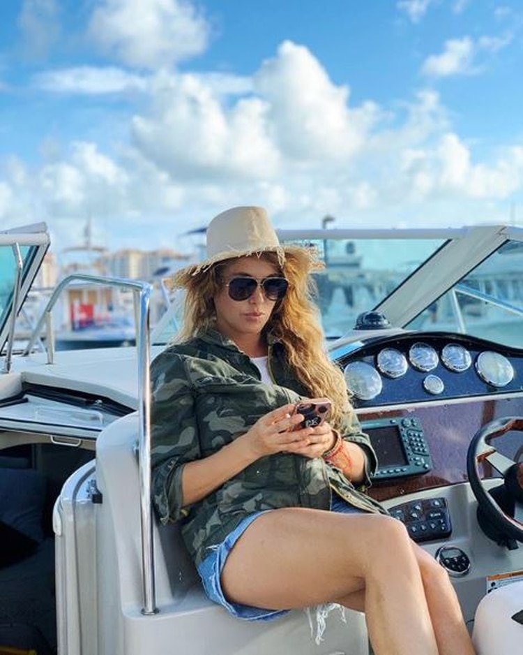Con más de 30 años de trayectoria musical, “La Chica dorada” presume de una figura marcada y un rostro alejado de las cirugías estéticas. (Foto: Instagram)