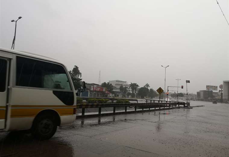 Lluvia anega las calles de Santa Cruz un bus cay a un canal de