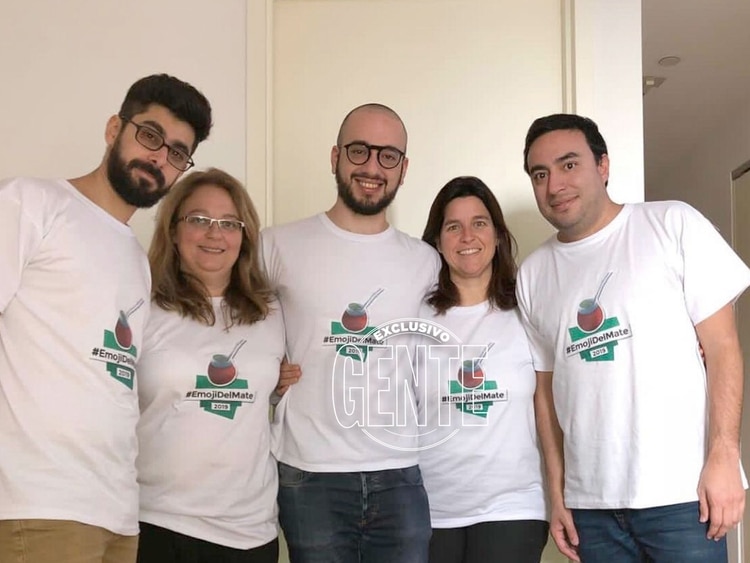 La iniciativa de incluir al mate en los emojis fue de Florencia Coelho, Daniela Guini, Martín Zalucki, Emilio Panelli y Santiago Nasra, un grupo de argentinos que propulsaron el icono (Foto: Gente)