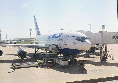 El avión donde fueron trasladados los 226 médicos cubanos desde el aeropuerto de Viru Viru en Santa Cruz