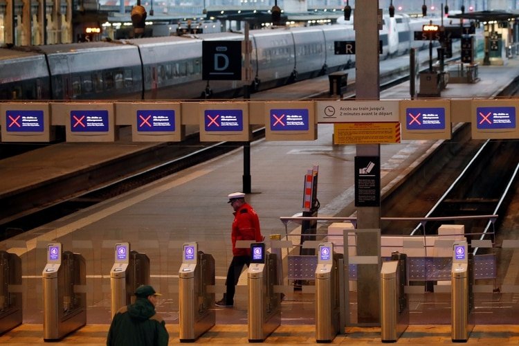 La estación parisina Gare de Lyon durante el paro de los trabajadores del trasporte (REUTERS/Charles Platiau)