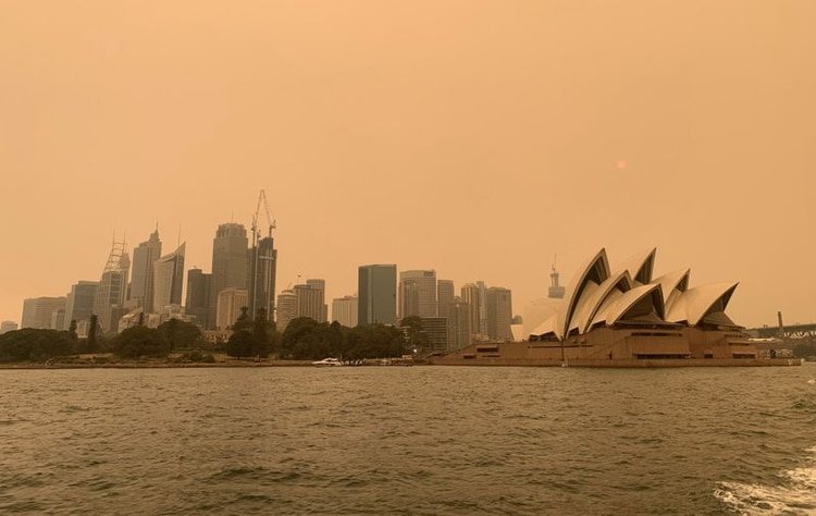El humo de incendios forestales opaca el sol sobre la Ópera de Sídney en Sídney, Australia. 6 de diciembre, 2019. REUTERS/John Mair