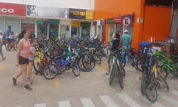 Foto supermercado con bicicletas en la puerta