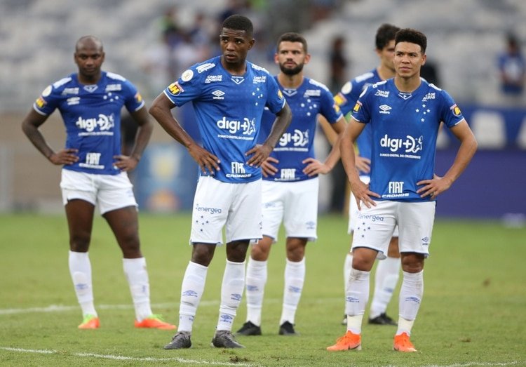 Soccer Football - Brasileiro Championship - Cruzeiro v Palmeiras - Mineirao Stadium, Belo Horizonte, Brazil - December 8, 2019 Cruzeiro players watch the clashes between the riot police and fans REUTERS/Cristiane Mattos