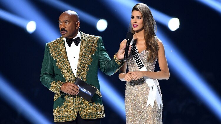 El presentador de Miss Universo, Steve Harvey, junto a Miss Colombia, a Gabriela Tafur (AFP)