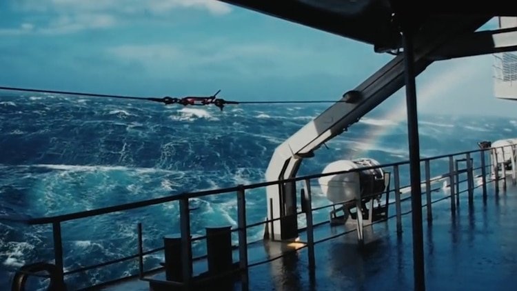 El mar embravecido en el Pasaje de Drake (Armada de Chile)