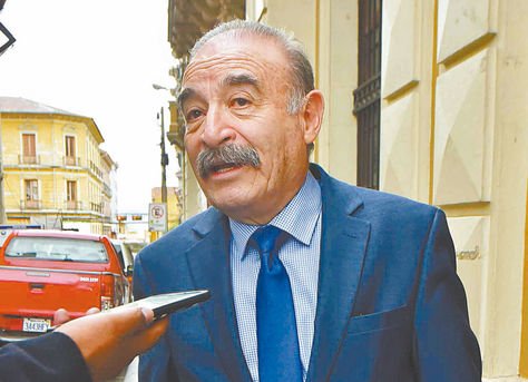 Presidente. Loayza atiende una entrevista en el centro paceño. Foto: Archivo-La Razón