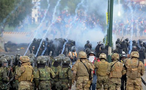 Enfrentamientos entre policías y cocaleros del Chapare en la localidad de Sacaba, en Cochabamba, durante la crisis que vivió Bolivia.