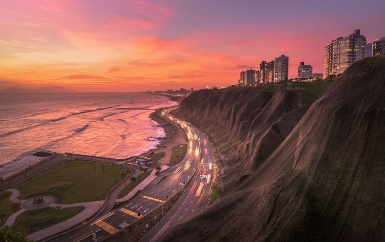 Lima, frente al Océano Pacífico, está construida sobre un desierto y no cuenta con muchas alternativas para el suministro de agua (Shutterstock)