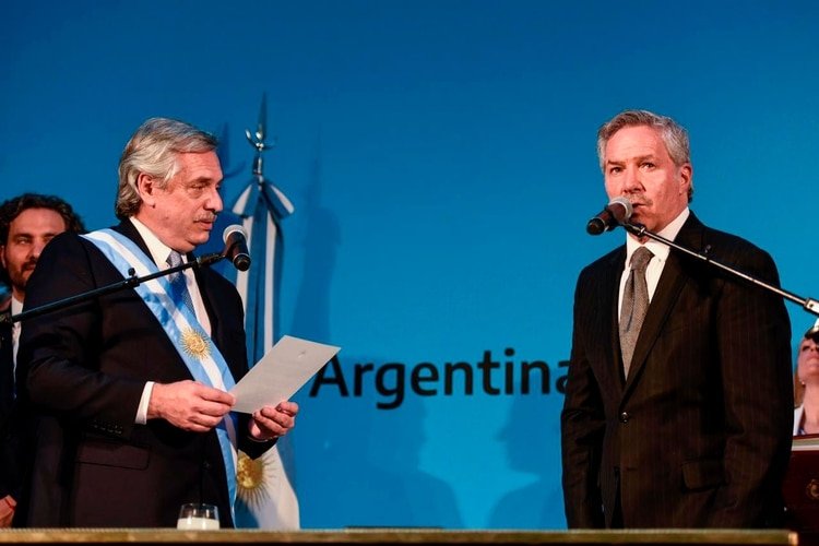 El Presidente le encomendó al canciller Felipe Solá un operativo acelerado para tramitar el refugio de Evo Morales