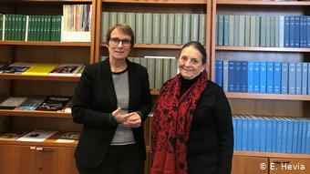 Elizabeth Lira (derecha) junto a Elke Gryglewski, del memorial de la Casa de la Conferencia de Wannsee. Ambas integran el equipo de expertos que trabaja en el concepto de sitio de memoria para Colonia Dignidad.