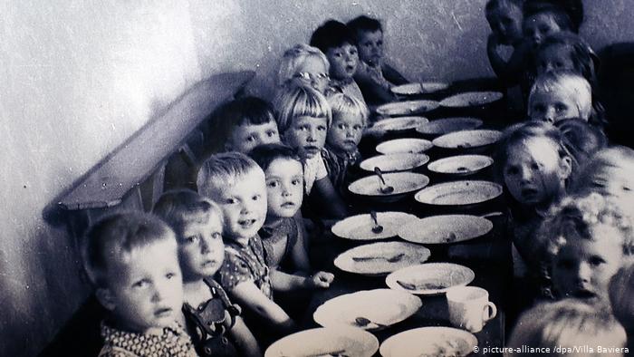 Colonia Dignidad fue una secta de alemanes liderada por Paul Schäfer, que se instaló en el sur de Chile en 1961. Por décadas aquí se cometieron crímenes como abuso de menores, medicación forzada, trabajo esclavo, tortura y desaparición de opositores a la dictadura de Augusto Pinochet.