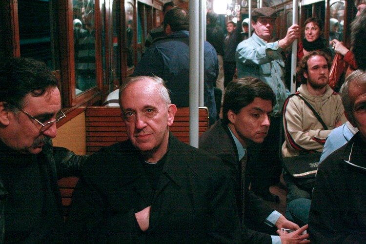 Jorge Bergoglio fue ordenado sacerdote a los 33 años. Aquí, ya cardenal, en 2008, viajando en el subterráneo de Buenos Aires 
