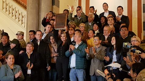 La presidenta de Bolivia, Jeanine Añez, levanta la Biblia en el viejo Palacio de Gobierno