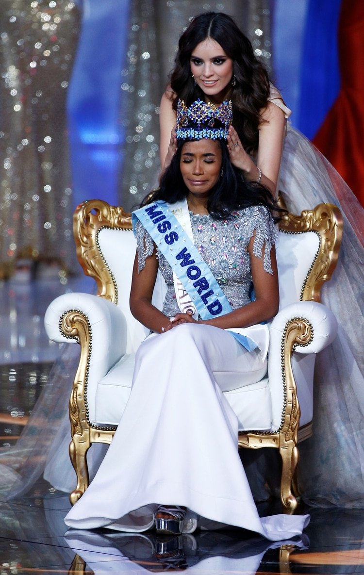 La mexicana coronó a la nueva ganadora de Jamaica, Toni-Ann Singh. (Foto: Reuters)