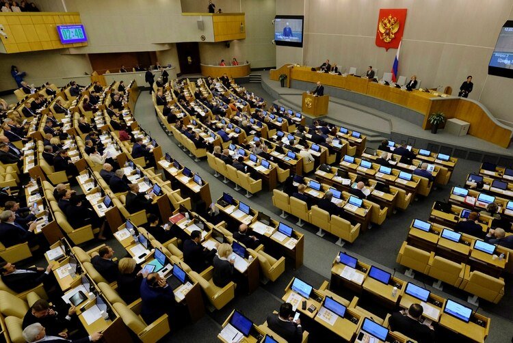 Legisladores rusos asisten a una sesión de la Duma del Estado, la cámara baja del parlamento, en Moscú, Rusia. REUTERS / Alexander Reshetnikov