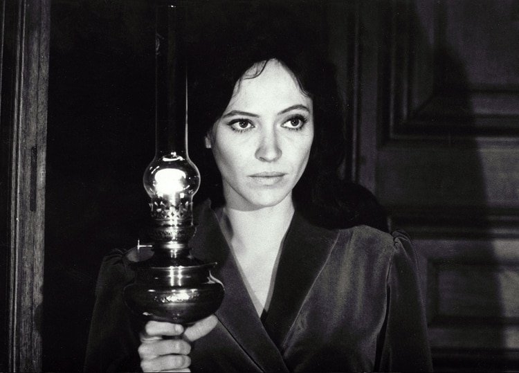 Aunque su carrera musical no fue prolífica, Anna Karina también se destacó como cantante