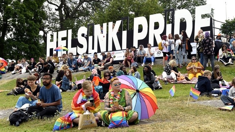 Apenas sale el sol, los finlandeses salen a las calles. Esta vez, durante la celebración del Orgullo Gay en Helsinki. (Reuters)