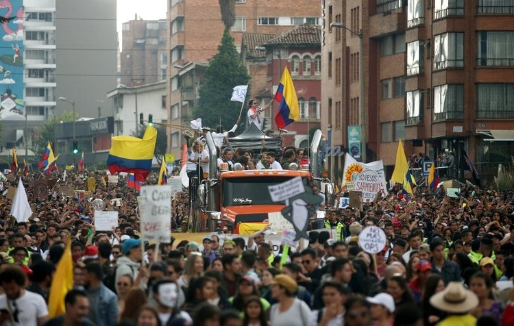 Miles de personas colmaron las calles de Bogotá en la última jornada nacional de protestas que combinó las marchas con un concierto móvil en la capital colombiana.