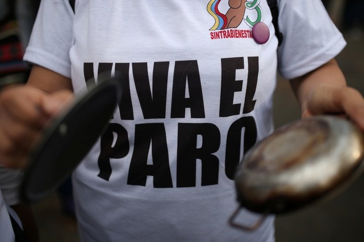 Un manifestante golpea sus cacerolas en Bogotá (REUTERS/Luisa Gonzalez)