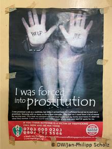Fui forzada a la prostitución, alerta este cartel en Lagos, capital de Nigeria. (DW/Jan-Philipp Scholz)