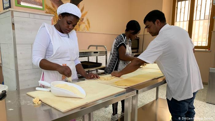 Al abrigo del refugio en la Casa Agata, las mujeres rescatadas de las redes criminales aprenden a producir pastas. (DW/Jan-Philipp Scholz)