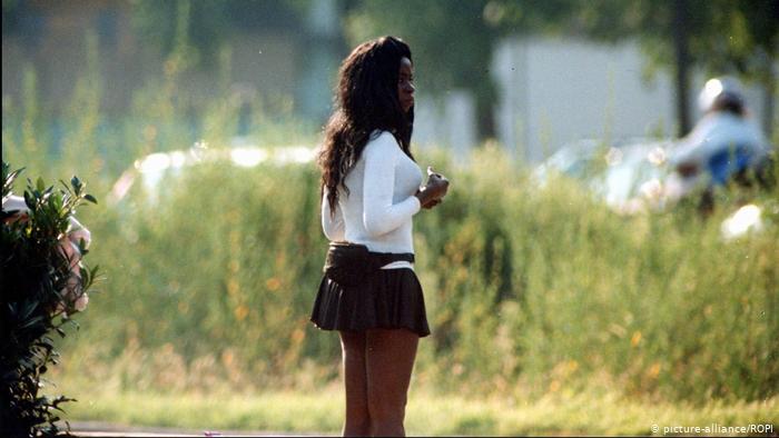 En Europa, aquí en la italiana Milán, muchas jóvenes nigerianas son obligadas a prostituirse. (picture-alliance/ROPI)