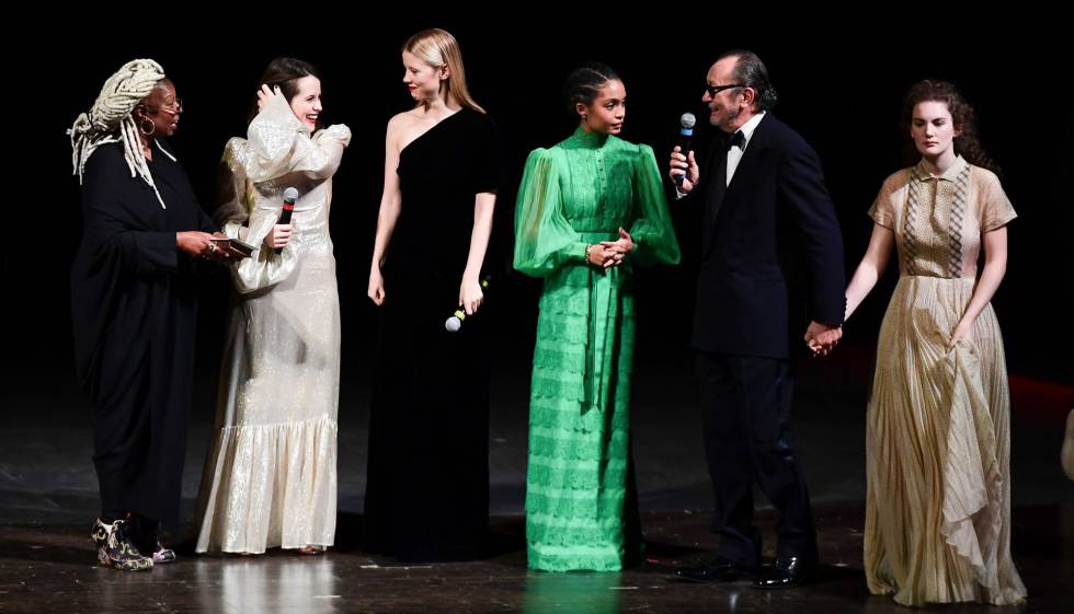 Whoopi Glodberg, Claire Foy, Mia Goth, Yara Shahidi, Paolo Roversi y Stella Roversi en la presentación del calendario Pirelli 2020 en Verona.