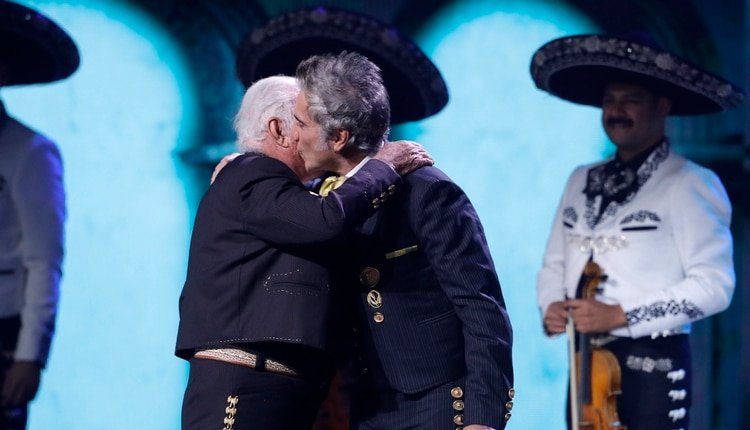 Padre e hijo en la reciente entrega del Latin Grammy (Reuters)