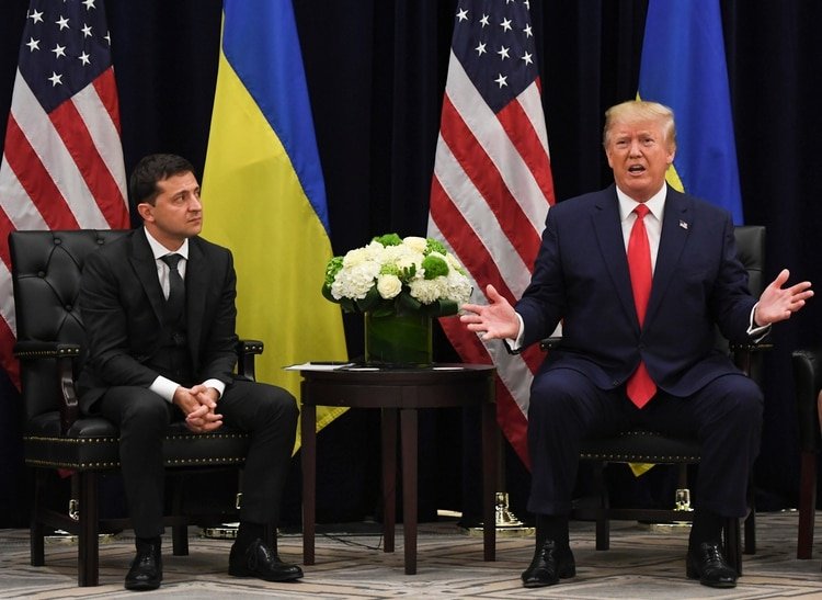 El presidente ucraniano, Volodomyr Zelensky junto al presidente de EEUU, Donald Trump, durante una reunión en Nueva York al margen de la Asamblea General de las Naciones Unidas (Photo by SAUL LOEB / AFP)
