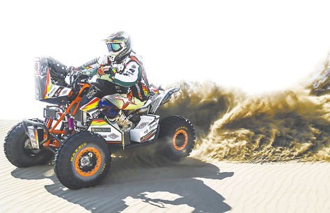 Juan Carlos Salvatierra sobre su cuadriciclo en una carrera anterior. Foto: Prensa Chavo Salvatierra
