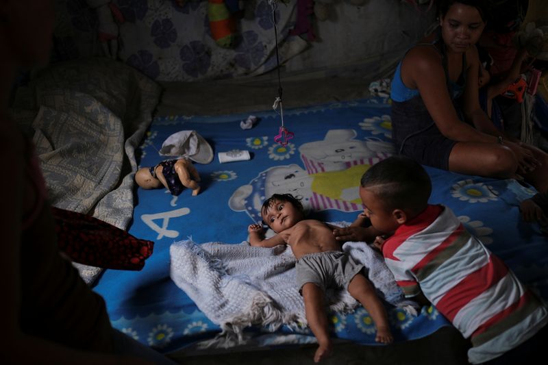 Gregoria Hernandez (23) junto a su hija de siete meses, Sonia, quien tiene diarrea y está por debajo de su peso en Barquisimeto (REUTERS/Carlos Garcia Rawlins)