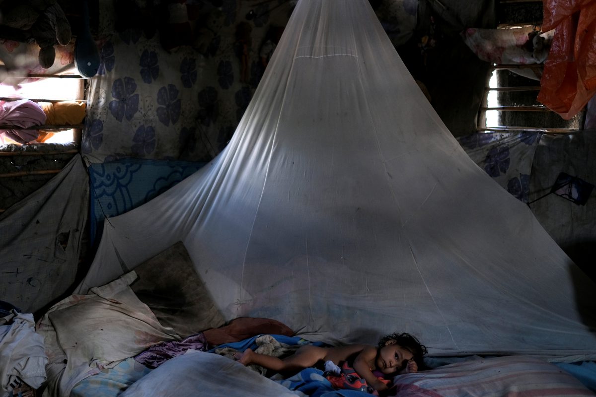 Sonia Suárez, que tiene 10 meses y se está recuperando después de ser hospitalizada por desnutrición, descansa en una cama en su casa en Barquisimeto (REUTERS/Carlos García Rawlins)