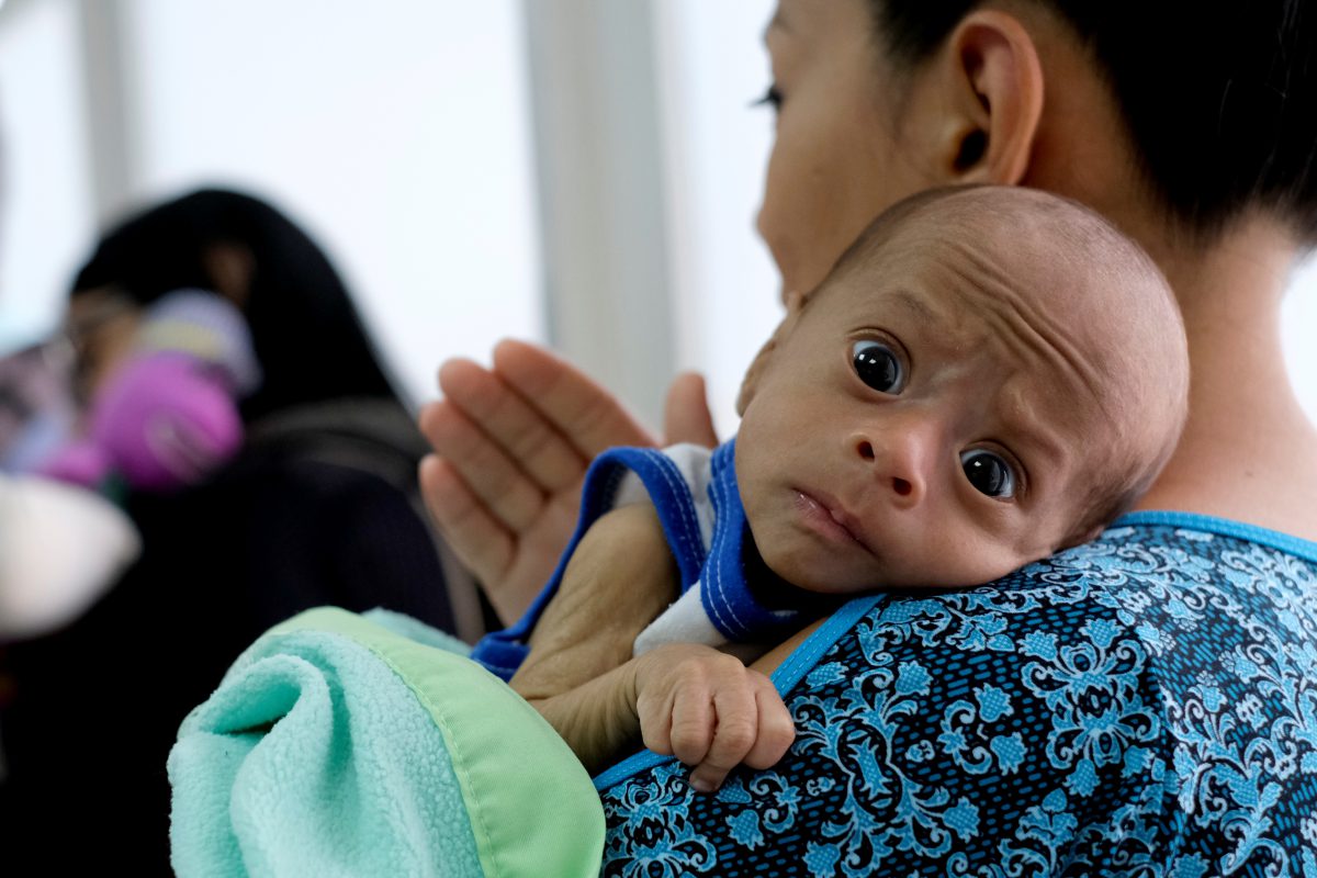Francys Rivero sostiene a su hijo Kenai, de dos meses de edad, a quien le diagnosticaron desnutrición, mientras esperan que reciba las pruebas en una clínica en Barquisimeto (REUTERS/Carlos García Rawlins)