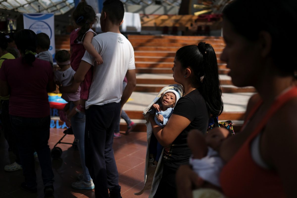 Francys Rivero lleva a su hijo Kenai, que tiene dos meses y ha sido diagnosticado con desnutrición, mientras esperan ser vistos en un evento especial para niños con problemas nutricionales, organizado por la agencia católica de ayuda Caritas, en una iglesia en Barquisimeto (REUTERS/Carlos García Rawlins)