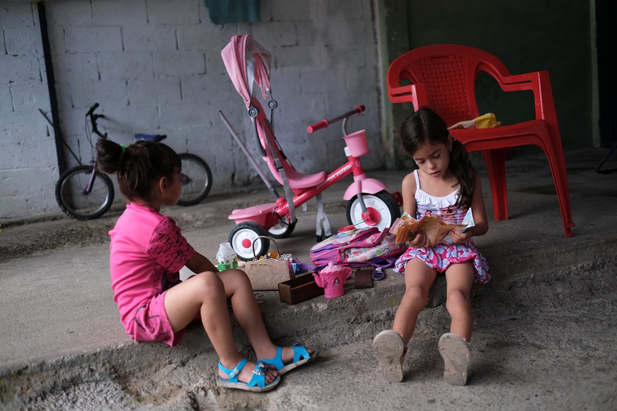 Dos niños con problemas de peso juegan frente a su casa de Barquisimeto (REUTERS/Carlos García Rawlins)