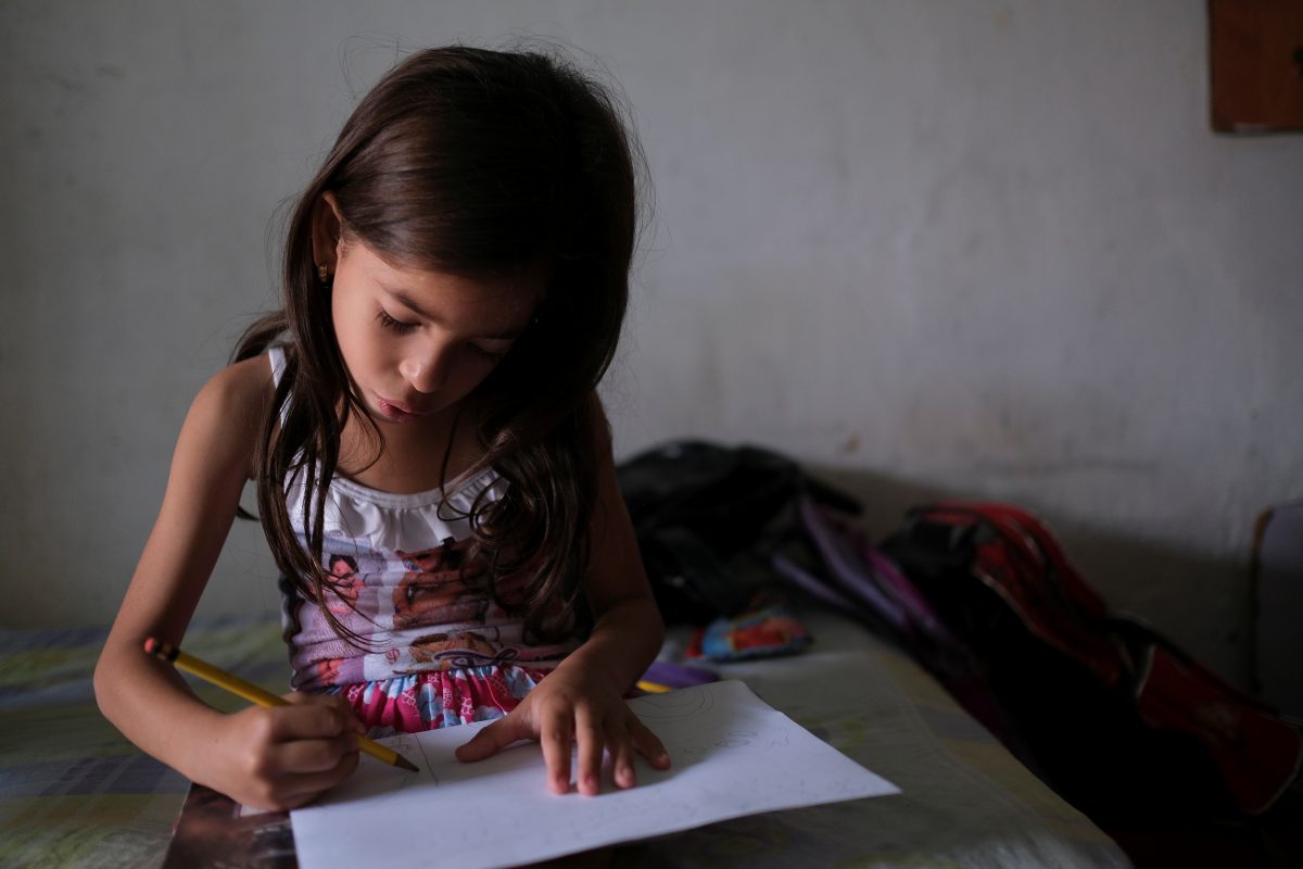 Deina Alvarez, de 6 años, dibuja en su casa de Barquisimeto. También tiene problemas de peso (REUTERS/Carlos García Rawlins)