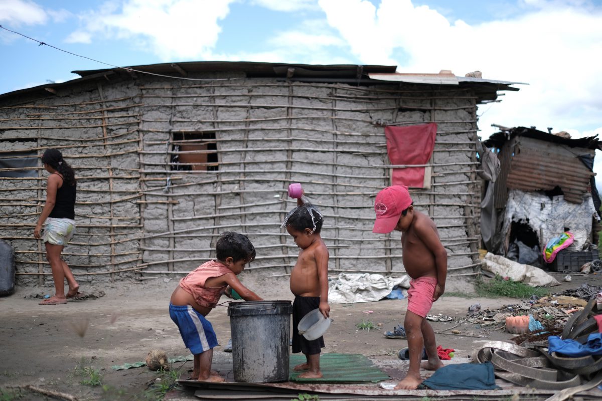 Pastor, de 3 años, y Josue, de 4, están rodeados de basura. Ellos también sufren desnutrición (REUTERS/Carlos García Rawlins)