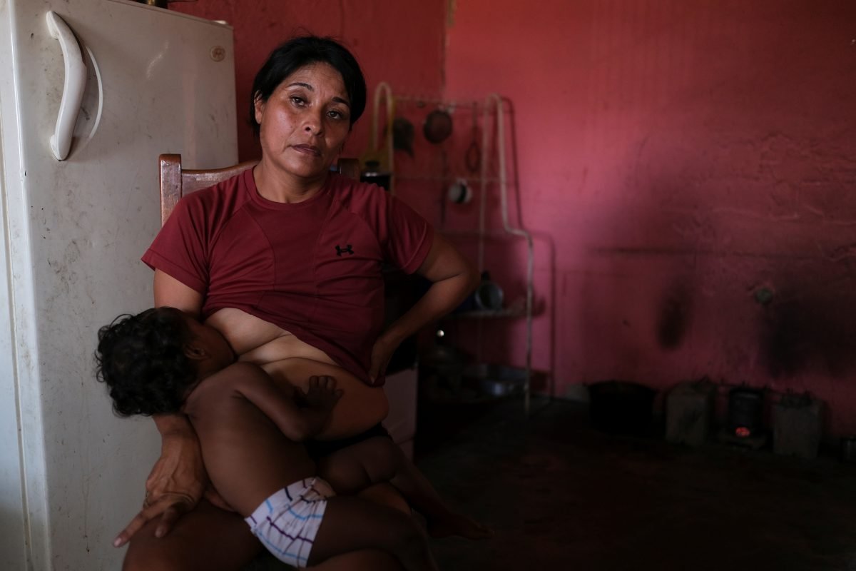 Una madre alimenta a su pequeño en su casa de Barquisimeto (REUTERS/Carlos García Rawlins)