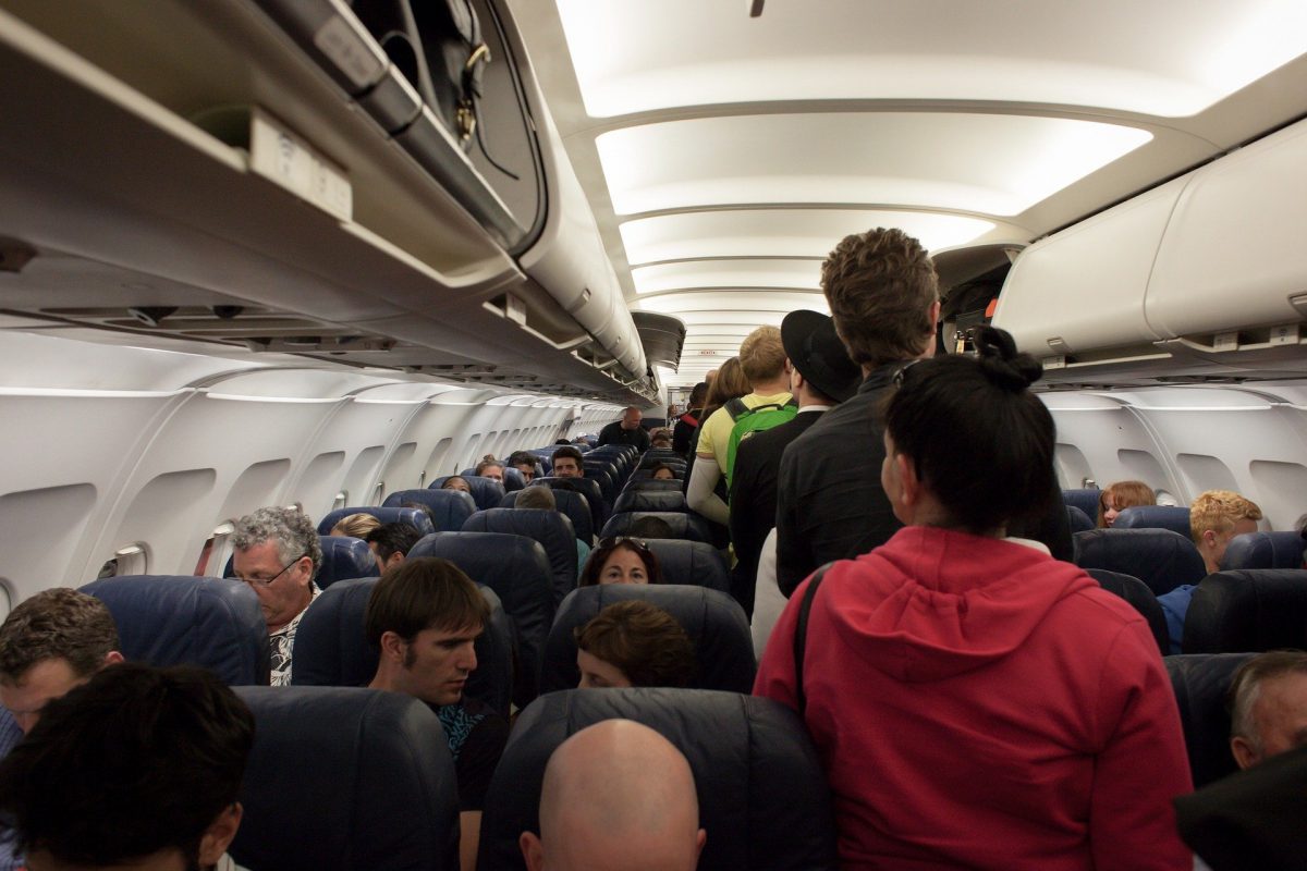 Un piloto revela el significado de 23 códigos secretos que puedes escuchar en un avión